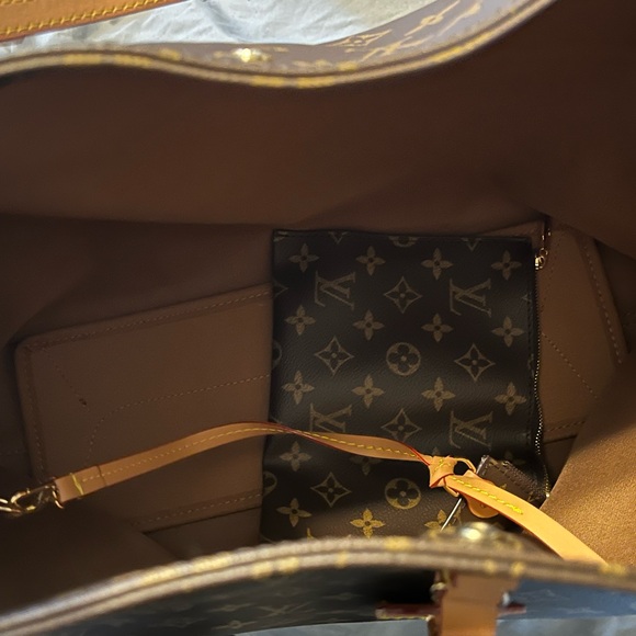 Louis Vuitton Atlantis GM Monogram Shoulder Bag - Picture 7 of 14